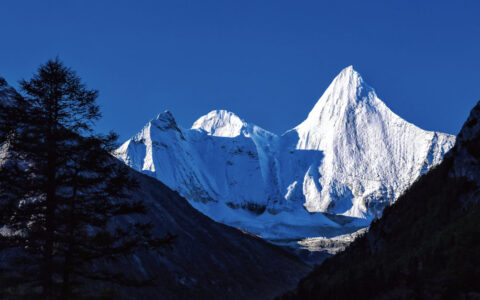 稻城亚丁摄影展成都免费看，冬游稻城亚丁门票买一送一-成都稻城亚丁自驾游旅游攻略