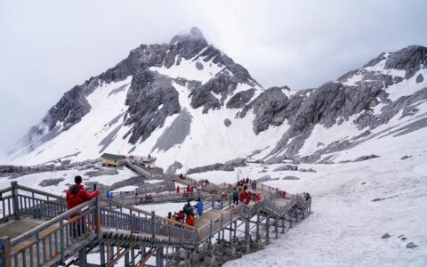 云南丽江有座雪山，风景壮丽，游客最爱来打卡，也是纳西人的神山-玉龙雪山印象丽江表演 门票