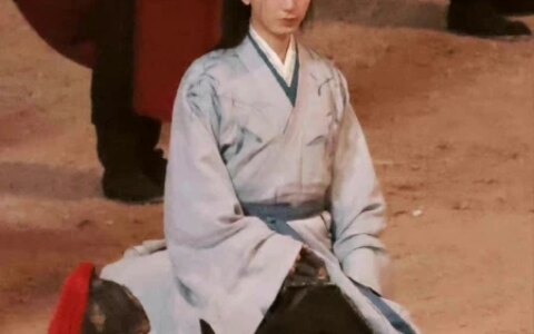 成毅《英雄志》新妆造曝光高马尾抢眼，单手挑担姿势引热议-成毅英国行