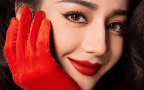 迪丽热巴美得不可方物，红唇大眼演绎复古美人，一颦一笑都很养眼-迪丽热巴眼睛形状