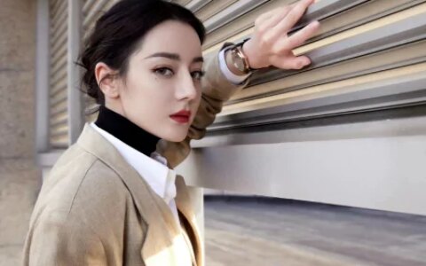 迪丽热巴女霸总造型上线，穿素色西装搭阔腿裤，酷飒又有型！-迪丽热巴西装超清头像