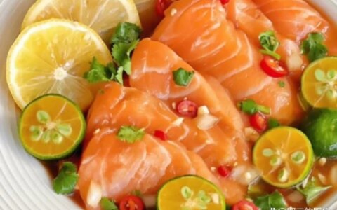 两荤一素——捞汁三文鱼、照烧芝士玉米鸡翅、蒜香芝士薯角-三文鱼捞上来就死了?