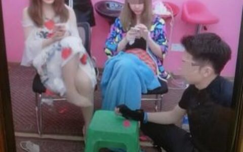 花椒直播热舞栏首页现“体罚”直播：两女主播赤脚被一男子抽打脚底 尖叫不断-花椒直播广告跳舞的是谁2021