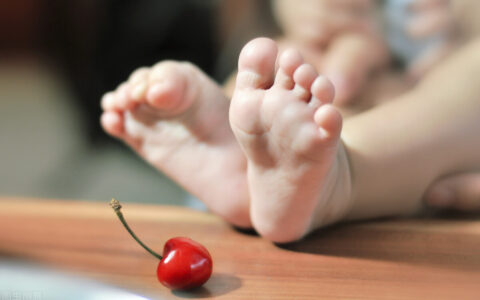 脚心总是痒痒的，是得了足癣吗？能不能挠？-脚心痒征兆