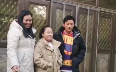 王宝强回老家过年，和乡亲们合影，脸上灿烂的笑容，亲和力十足-王宝强回老家相亲