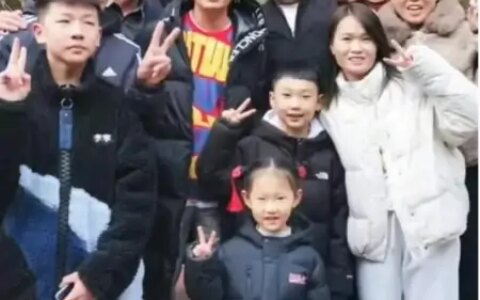 王宝强回村过年啦！和村民拍那么多合影，也真难为宝强了！-王宝强回乡照片