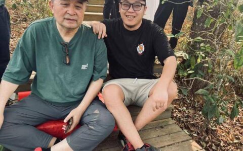 毕福剑现身云南乡村玩乐，老态尽显却豪放不羁