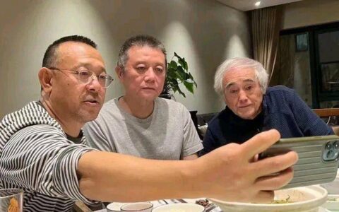 原创
姜文跟王朔的合照，姜文还是那个姜文，王朔已不是当年那个王朔-叶京王朔郑晓龙