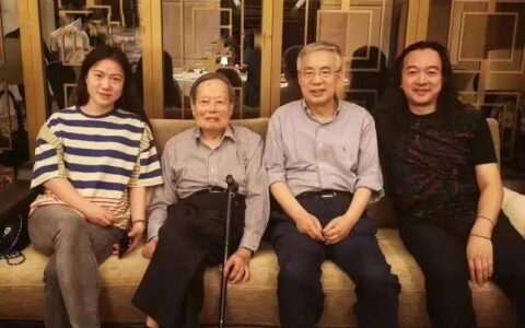 杨振宁跟好友聚会，翁帆素颜干净气质温柔，但脸终究是上了年纪！-杨振宁和翁帆的故事,是说什么的?