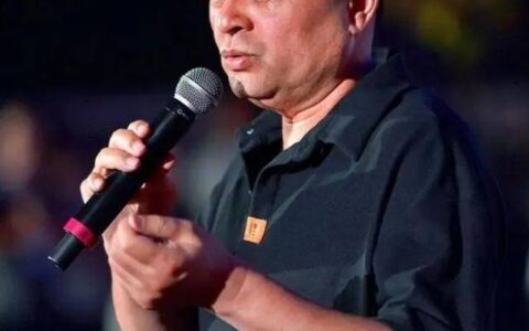 毕福剑现身豪车加长版林肯，面容变化引发关注！-毕福剑又回来了吗