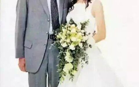 老人翁帆罕见家族照，翁帆开心像小女人，老人满脸笑容很深情-翁帆家族简介