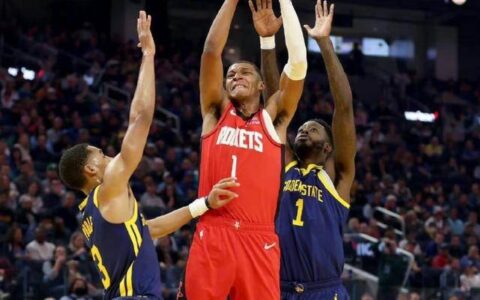 控球型中锋？火箭队史密斯转型！塞拉斯耽误年轻球员，可见一斑-火箭队赛拉斯