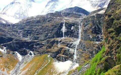 中国香格里拉之魂——稻城亚丁位于四川省甘孜藏族自治州稻城县香格-稻城亚丁和云南香格里拉哪里更好