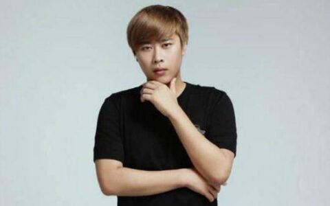 卢本伟和蔡徐坤相差有多大？蔡徐坤帅气，网红卢本伟却毫无形象-全明星鬼畜卢本伟打蔡徐坤