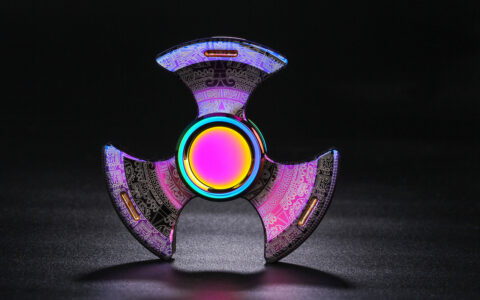 魔法陀螺：童心与智慧的魔幻之旅-魔法陀螺照片图片高清