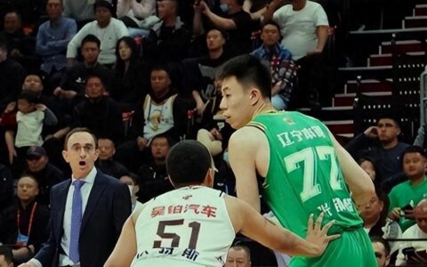 严惩！张镇麟3次撞击沃特斯不判犯规，球迷：局长儿子就能撒野？-张镇麟去nba