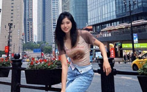 吴艳妮成都网红街现身，对自己的身材美貌非常自信，走路拽拽的！-吴艳艳案件