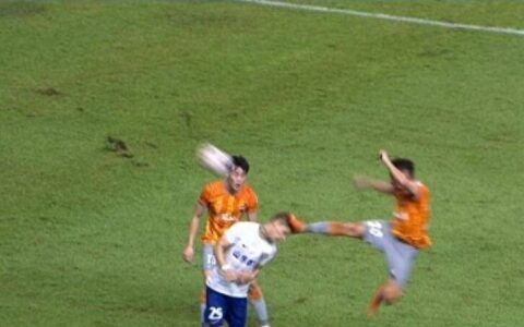 功夫足球！深足球员暴力飞踹陈蒲头部，被红牌罚下-功夫足球人员