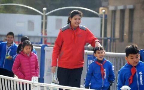 女篮张子宇身高2米28超姚明 对手在篮筐下“束手无策”-女篮张子玉