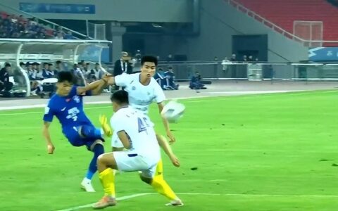 进攻乏力！高准翼险“被废”，越南球员上演少林足球，被红牌罚下