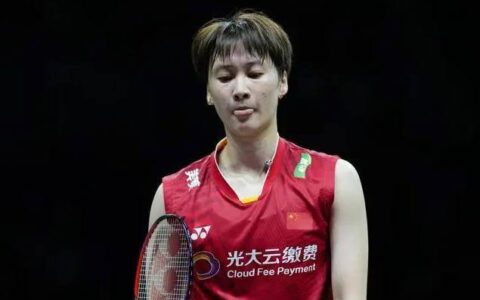 输给韩国丢冠，陈雨菲抽筋瘫坐，谁注意张军举动，父母表态太真实