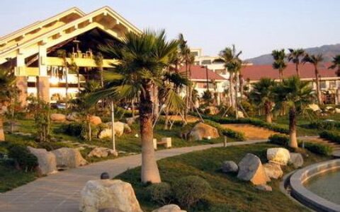 红格温泉假日酒店：尽享奢华与宁静的完美融合