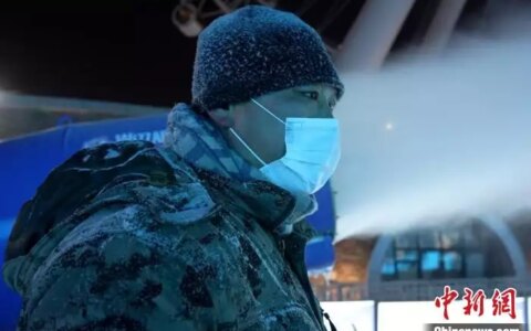 跟访哈尔滨旅游“夜班岗”：宁愿挨冻也不舍冰雪消融