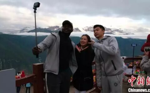 梅里雪山第一缕阳光照亮“Z世代”海内外青年探索中国新旅程