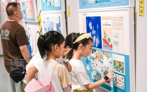 看！山那边的“蓝精灵”来啦，暑期来广州市文化馆相约蓝精灵65周年特展