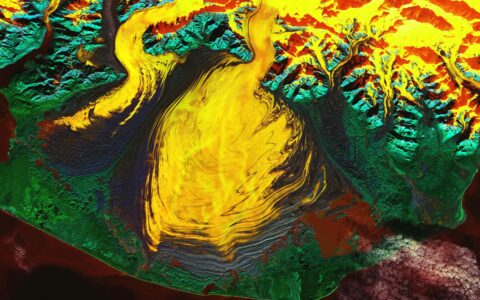 阿拉斯加马拉斯皮纳冰川在卫星成像里显现出独特的火红色调