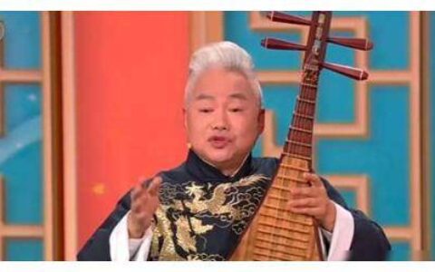 沙溢妆容惊艳，何炅送撒贝宁特产，琵琶行小品乐开怀。-沙溢表演的小品