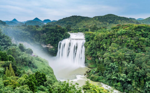 贵州旅游精华景点，品尝贵州各种美食