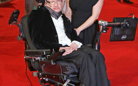 斯蒂芬·霍金：轮椅上的宇宙巨匠-霍金轮椅上的战士