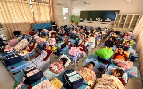 羡慕！金康园小学龙溪校区为学生配午休椅