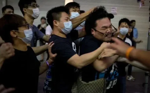 如今很多低价香港跟团游存在强制性购物，人们为了捡便宜报便宜的团，去了后又被强制购物。为啥子不改改制度?