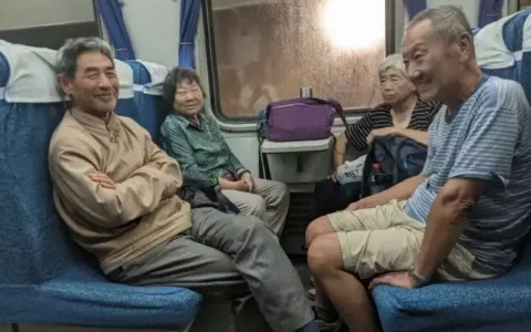 “真是倾其所有的帮助！”转运列车上，七旬老人讲述难忘经历