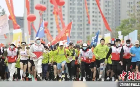 第十五届穿越丹霞山50公里徒步赛鸣笛开赛