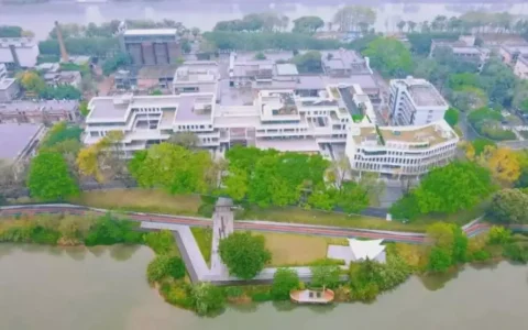 探路文旅与制造融合发展，东莞如何借工业旅游塑造城市新IP？13岁便被富豪追求6年，晒跟老公合照像父女，42岁美到看不清年纪