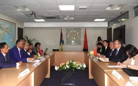 刘建超会见毛里求斯外长加努三亚海滩网红扎堆直播，游客：大家都在岸上围观，感觉特别好玩