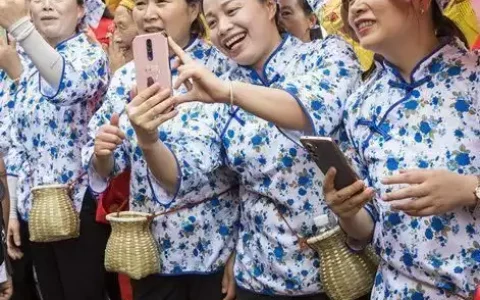 四川什邡500年古会盛景再现 万人涌动热闹非凡