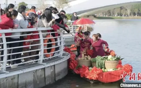 广州水上新春集市年味浓 民众沉浸体验水乡民俗