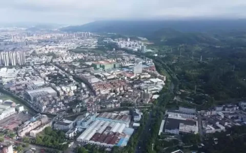 东莞旅游攻略：探索东莞的十大必去景点王菲谢霆锋日本回国，王菲用拳头捶男友撒娇，脖子上大疙瘩引热议