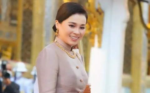 苏提达闪耀普吉岛，穿金戴银整个人容光焕发，看不出她已经45岁