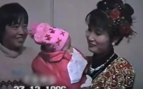 江苏一姑姑26年前出嫁抱着襁褓中的侄女，26年后侄女大婚合照感慨瞒了我们40年，原来她就是靳东的亲妹妹，难怪这么优秀