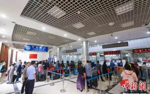 磨憨口岸迎泰国旅游团入境高峰 单日最高入境500余人