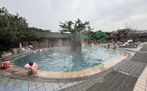 贵州金沙：温泉旅游走俏春节假期男大学生晒毕业前后照片，花期短到搞笑，难怪妈妈说嫁给谁都一样