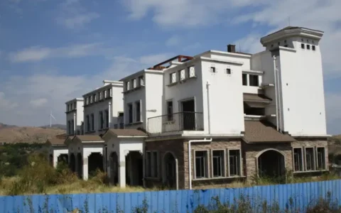 红格温泉康养项目17年未完工 经营不善股权交错