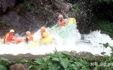 丛林峡谷中疾驰而下，炎炎夏日的清凉选择，不要错过这些漂流胜地