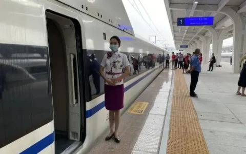 高铁1.5h跑拢！四川这座千年江城，美食美景无数！终于藏不住了！