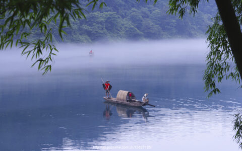 轻舟已过万重山表达什么意思
